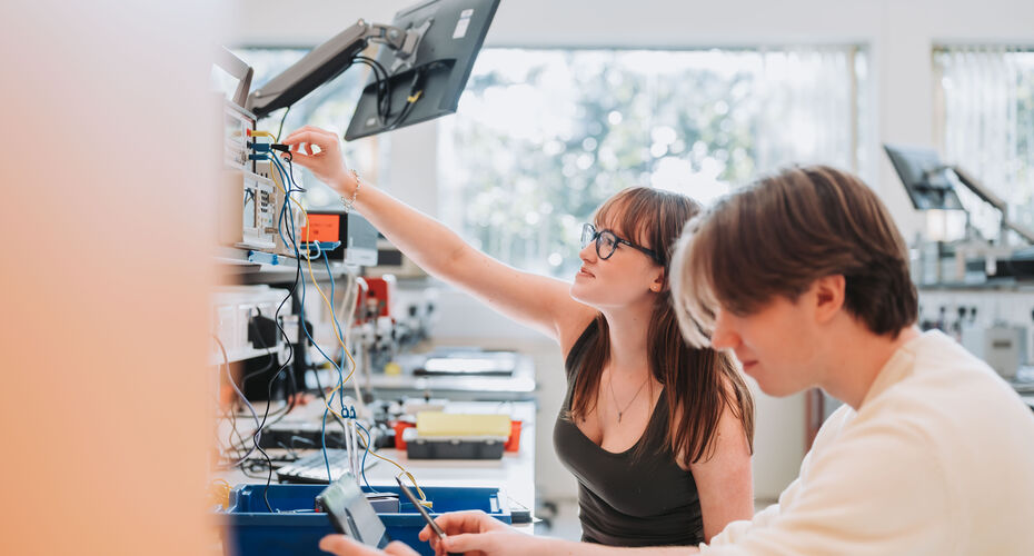 students using equipment in Physics lab