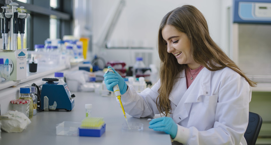 A Biosciences student working on samples in a petri dish in the lab