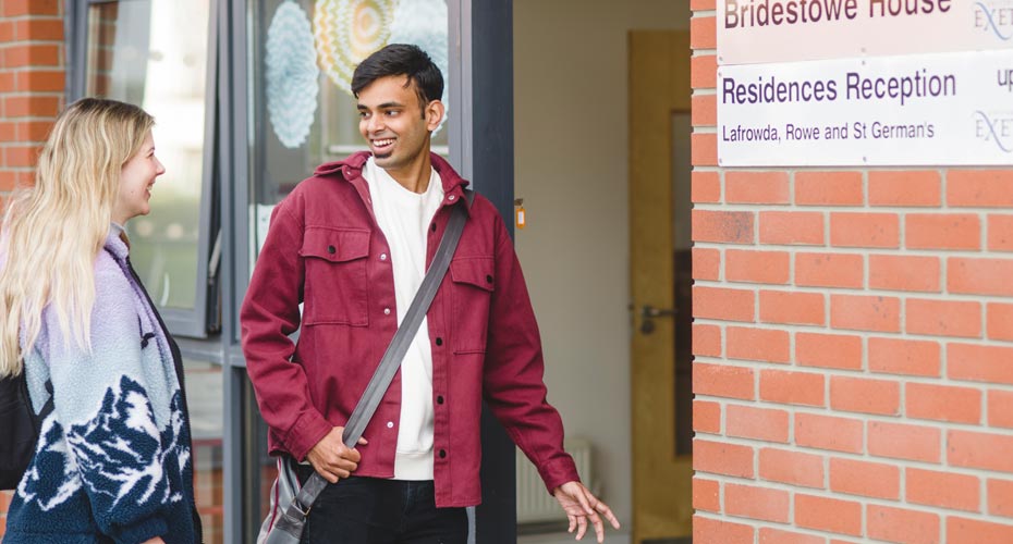 Students moving into halls